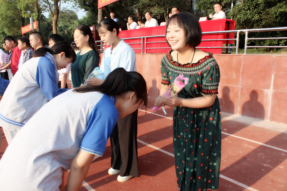 湖南师大附属思沁中学庆祝教师节系列活动一:鲜花谢师恩 桃李思沁情